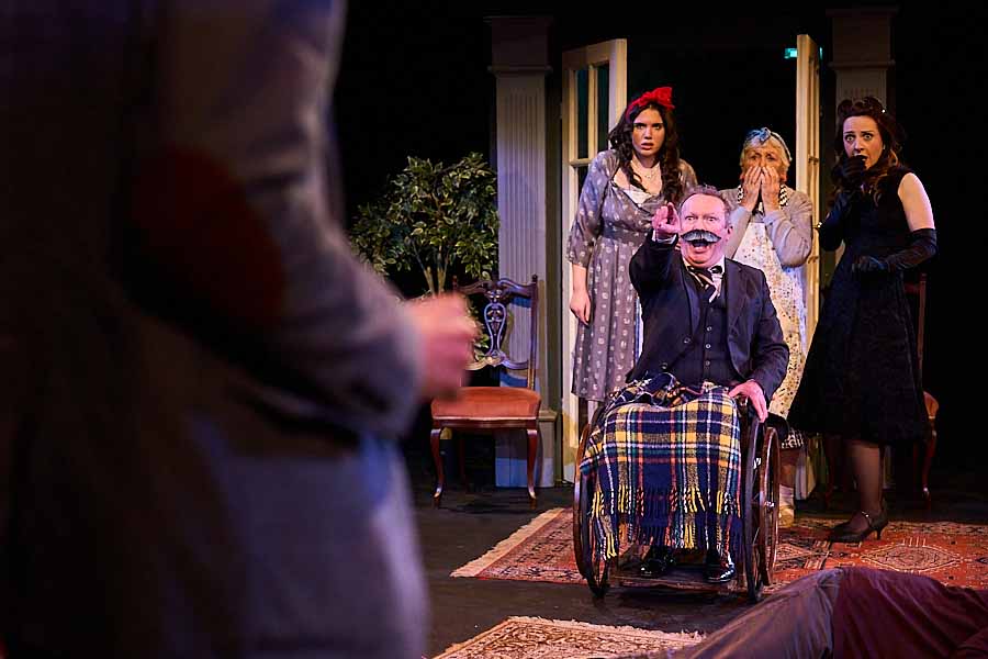 The Real Inspector Hound