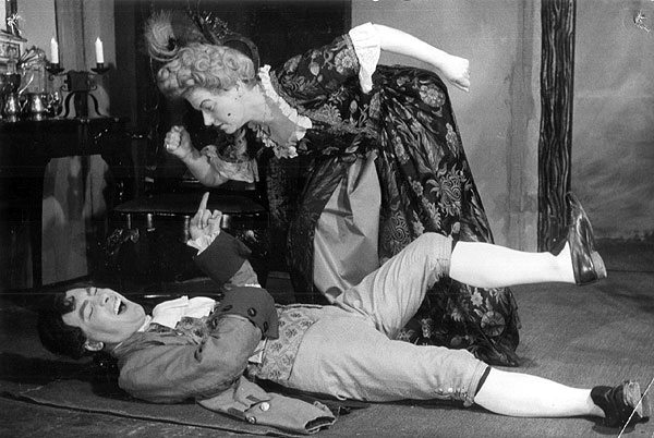 She Stoops to Conquer