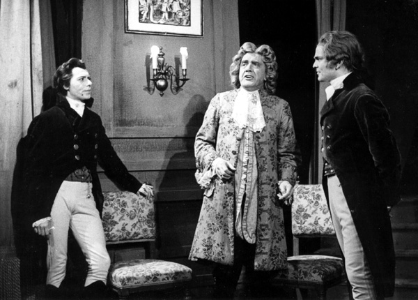 She Stoops to Conquer